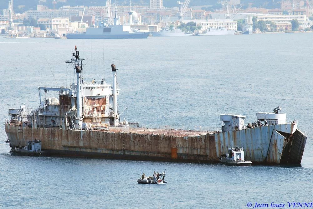La coque de l’ex-Argens transférée à la base navale de Toulon