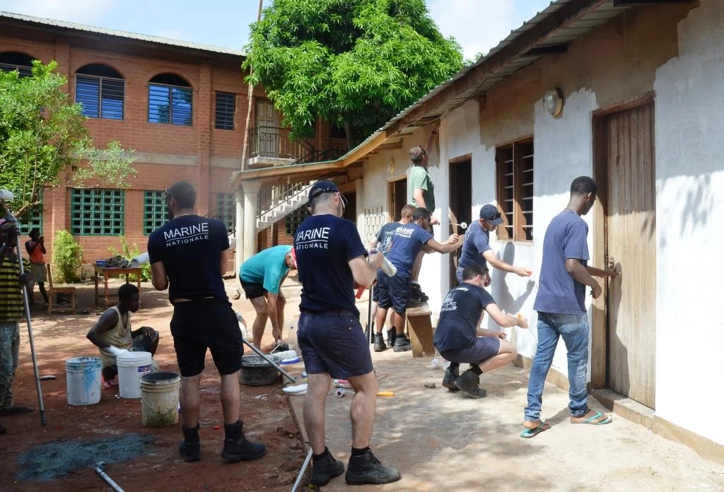 Action civilo-militaire à l’orphelinat de Lomé pour les marins du LV Le Hénaff