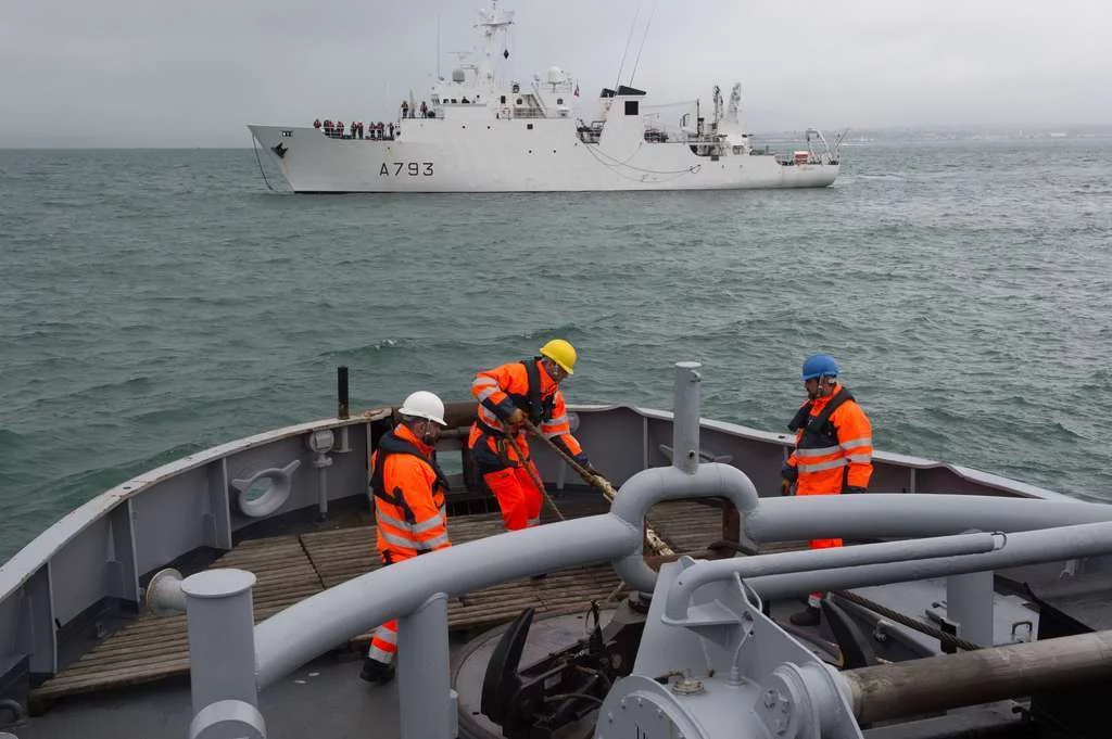 Le remorqueur côtier Buffle s’entraîne avec le Laplace