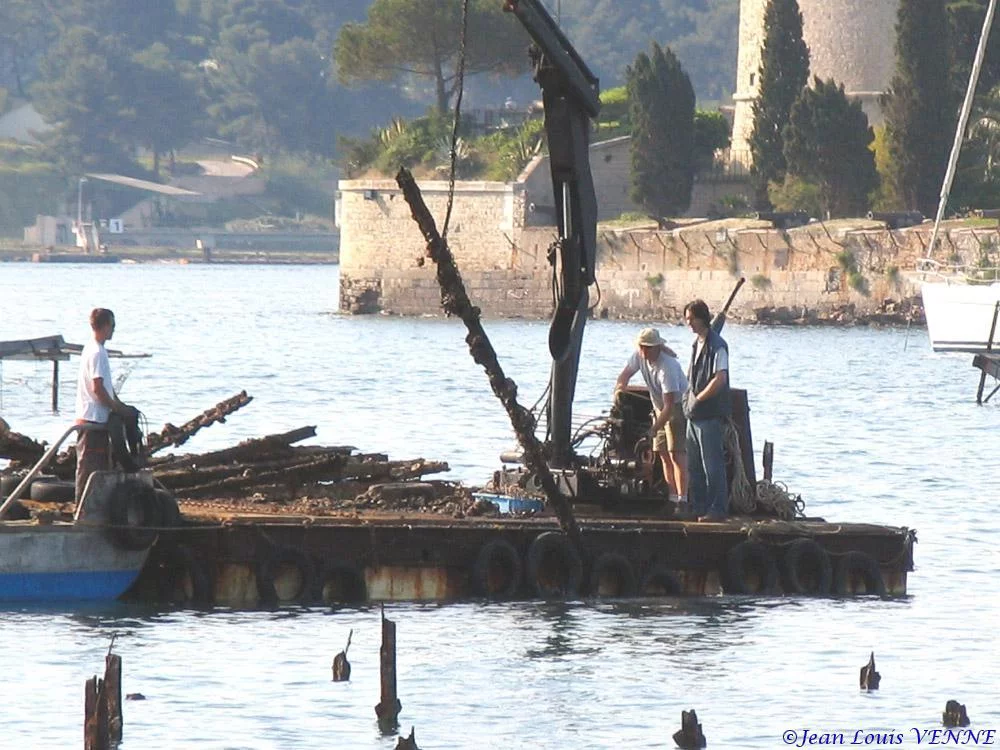 Extraction des pieux dans l’anse du Balaguier