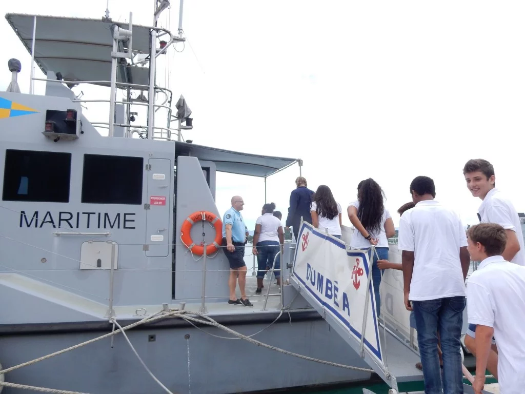 Des élèves du collège de Magenta visitent la vedette de gendarmerie Dumbéa