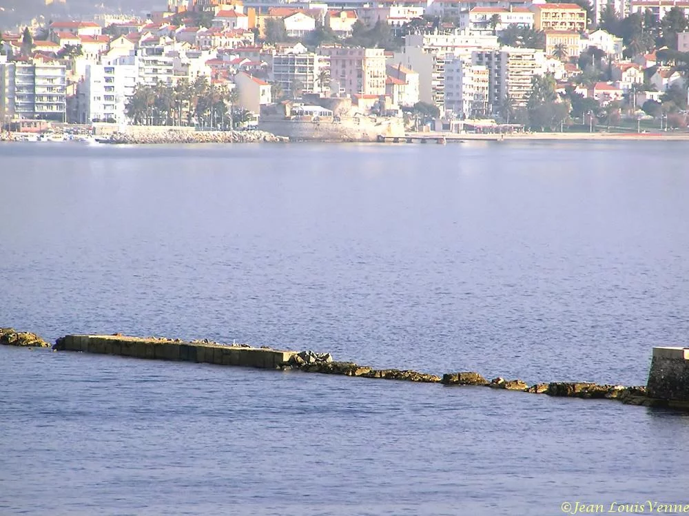 La jetée qui protège la rade de Toulon