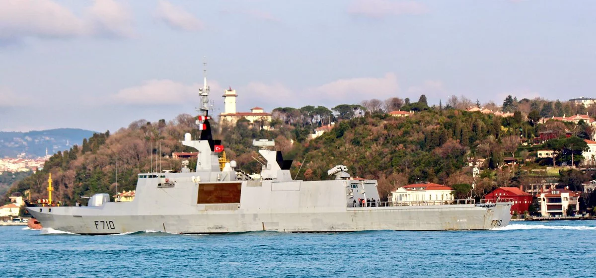 La frégate La Fayette franchit le détroit du Bosphore
