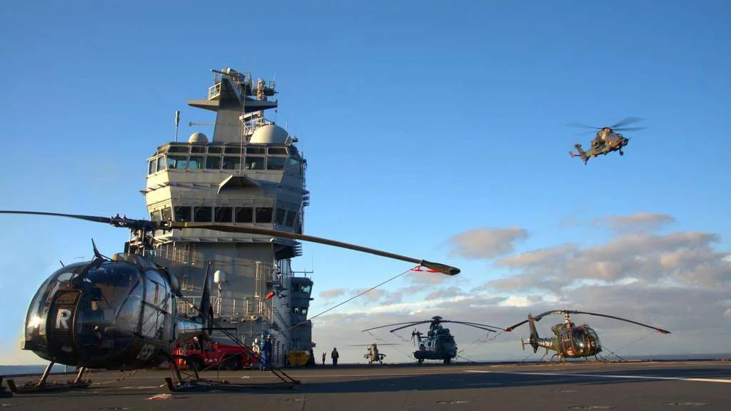 Tigre, Puma, Gazelle et Caracal à bord du Tonnerre