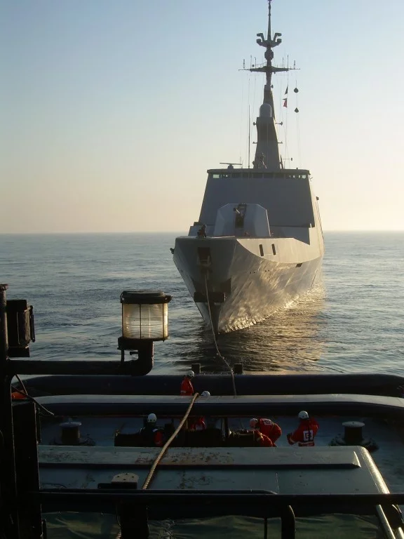 La frégate Aconit remorquée par l’Abeille Flandre