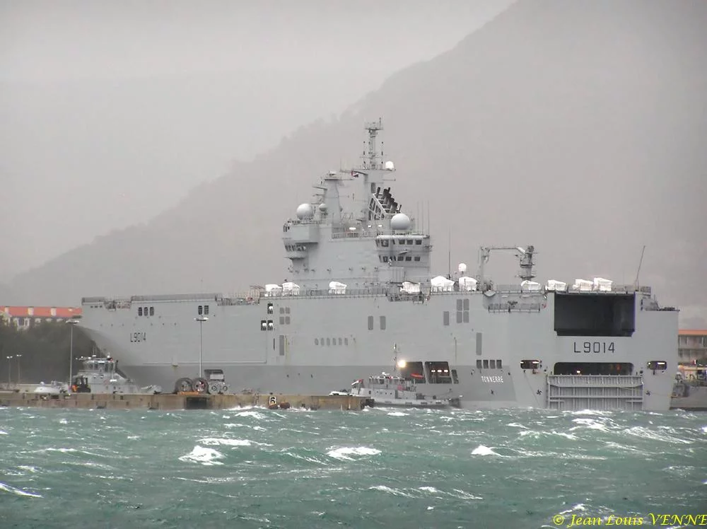 Des remorqueurs en soutien du BPC Tonnerre