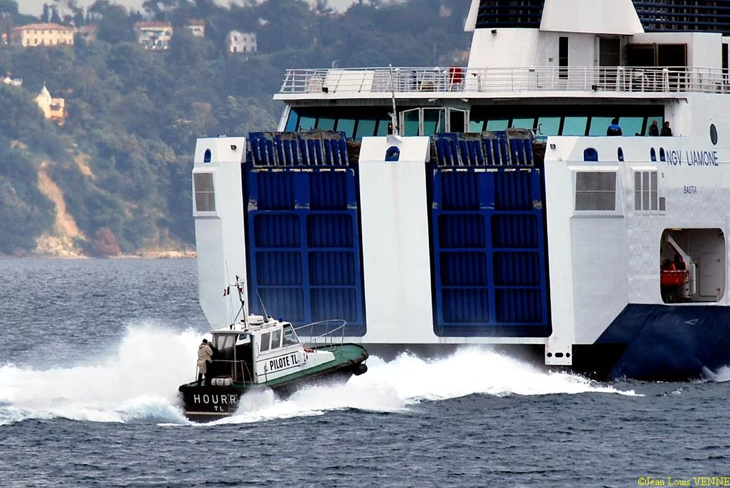 Le Liamone sort de la base navale de Toulon pour des essais