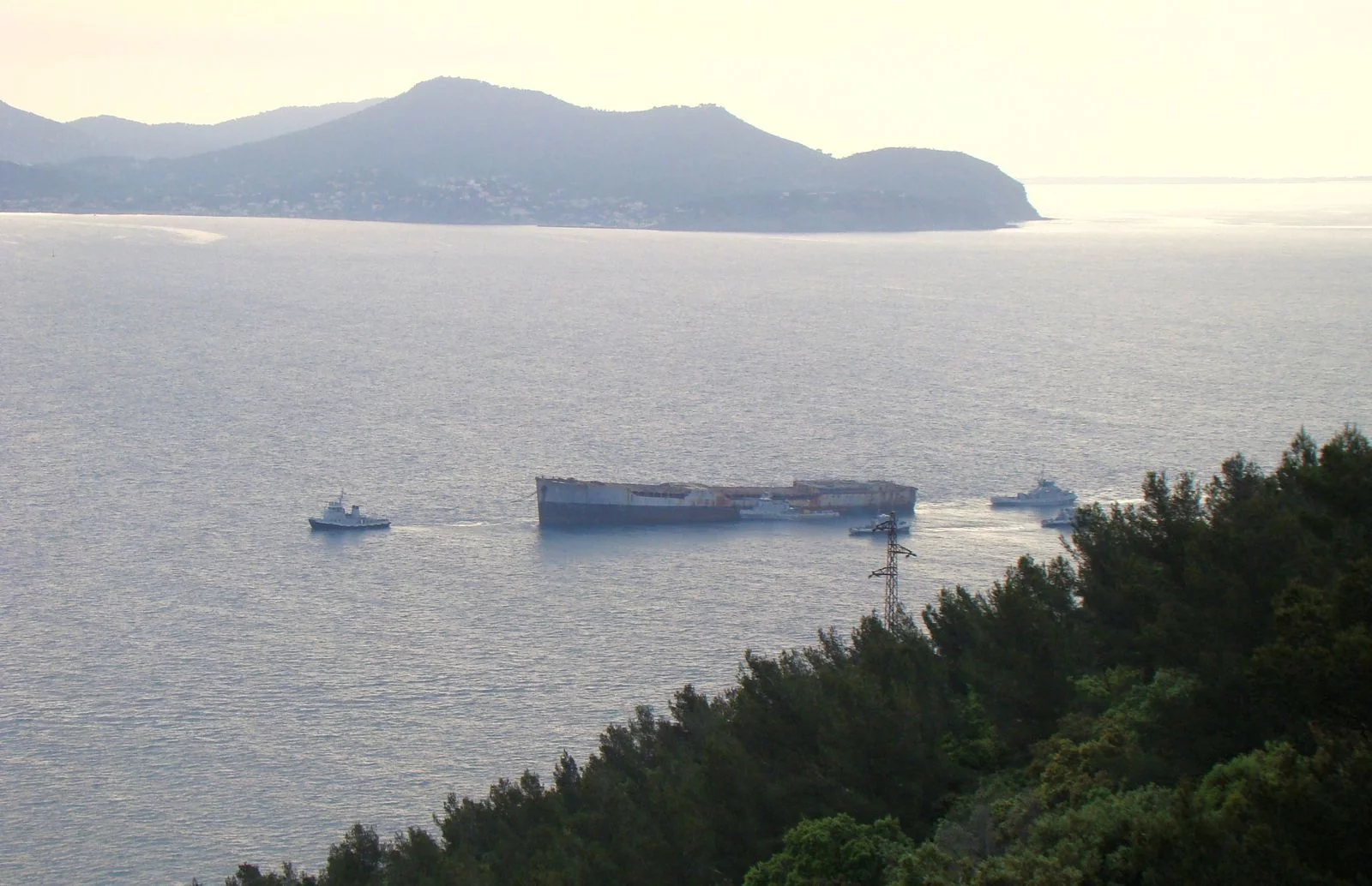 Arrivée à Toulon de la coque de l’ex-pétrolier Saône