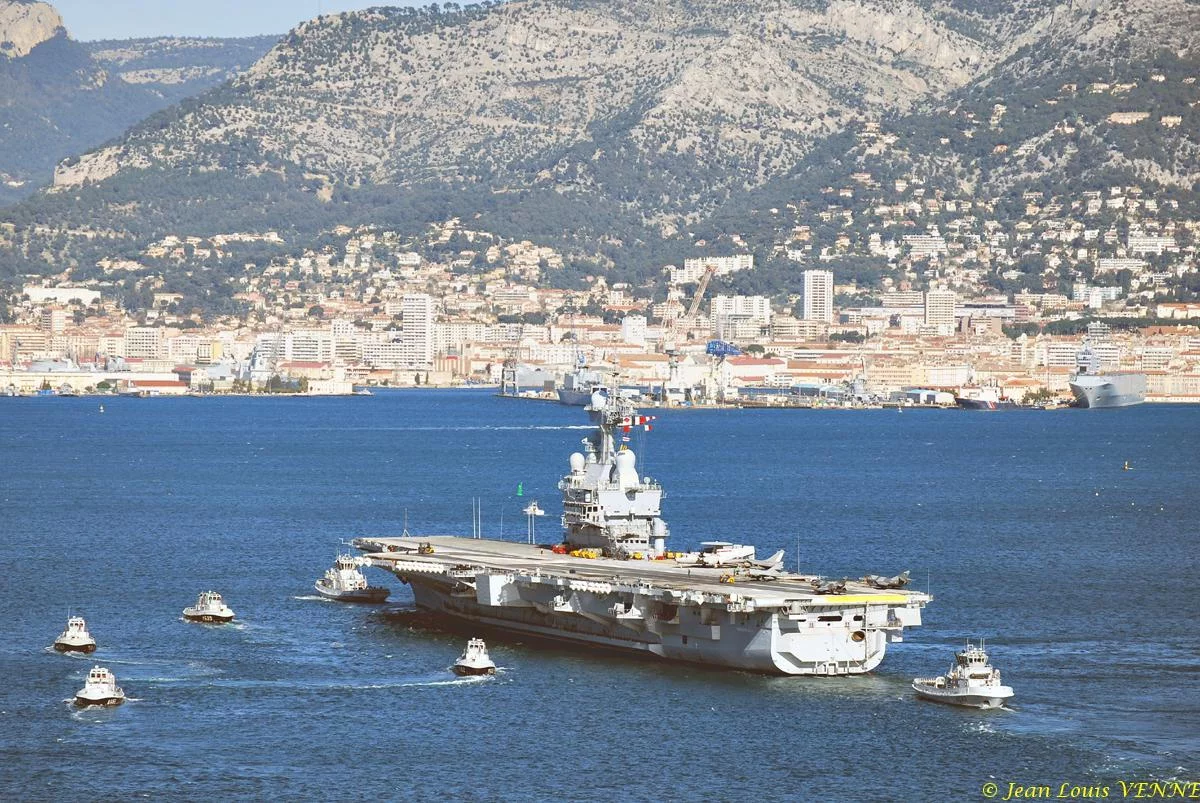 Le porte-avions Charles de Gaulle rentre de mer