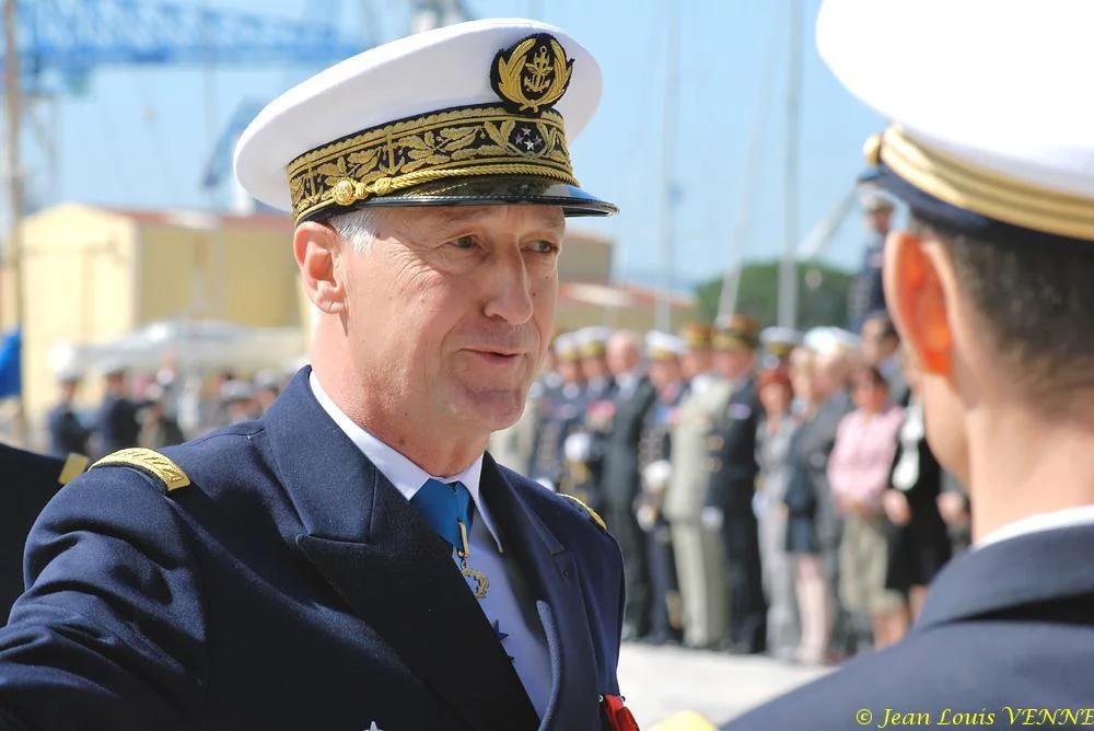 L'amiral Tandonnet passe les troupes en revue