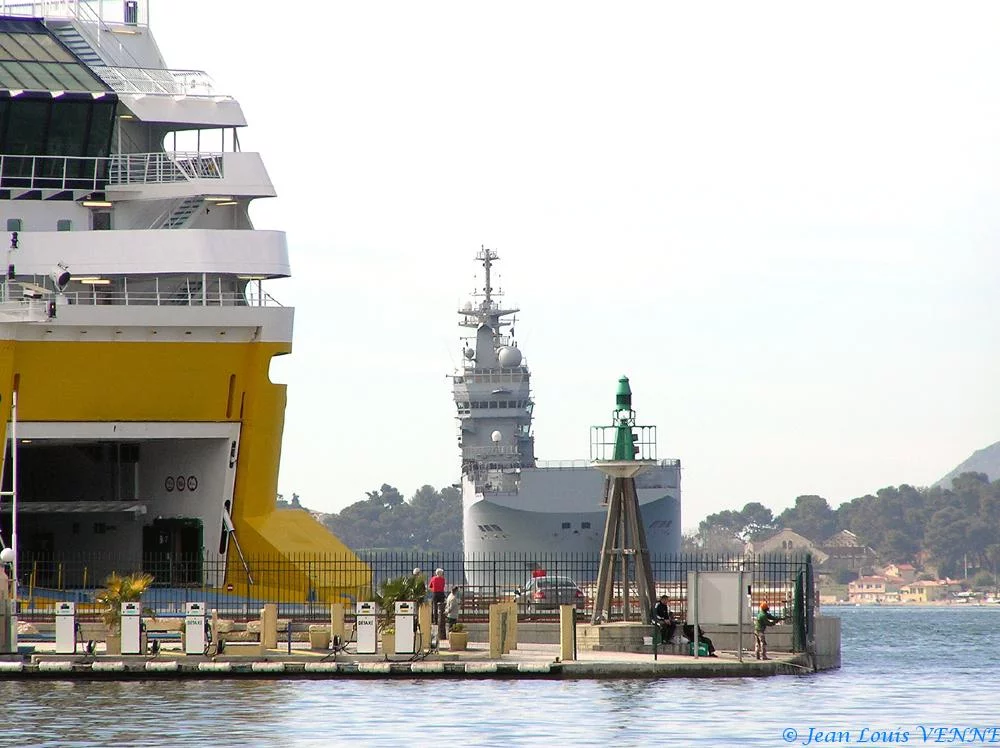 Le Mistral se montre devant le port de Toulon