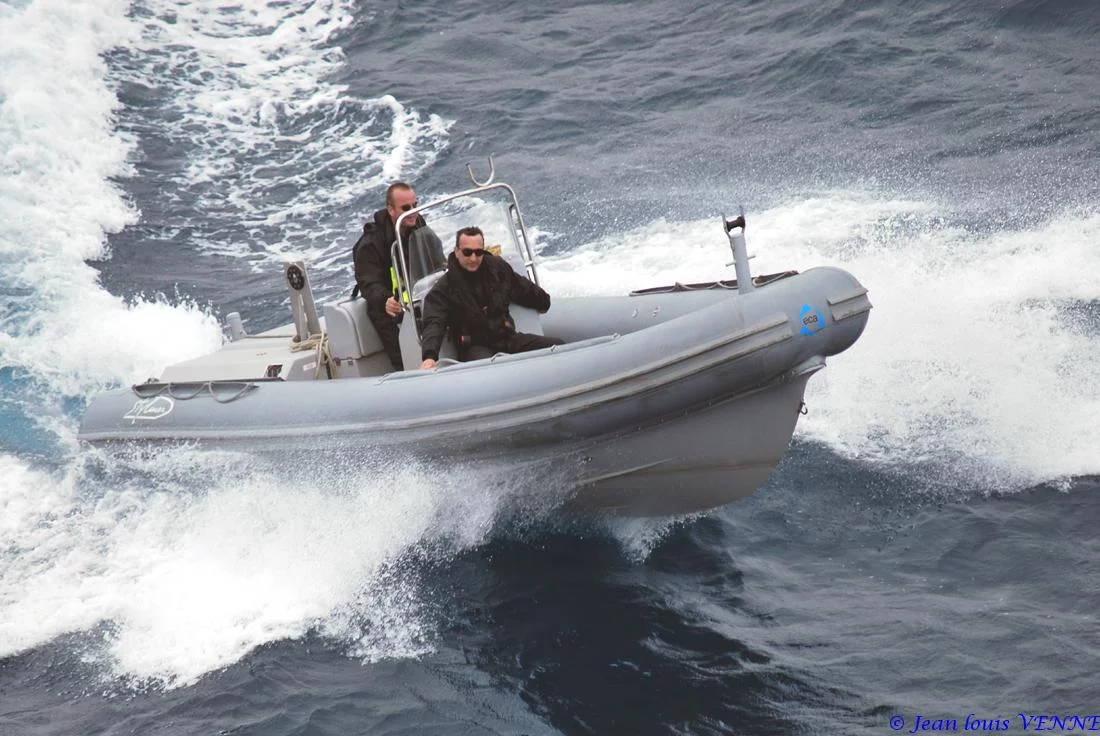 Une embarcation rapide suspecte simule une attaque terroriste