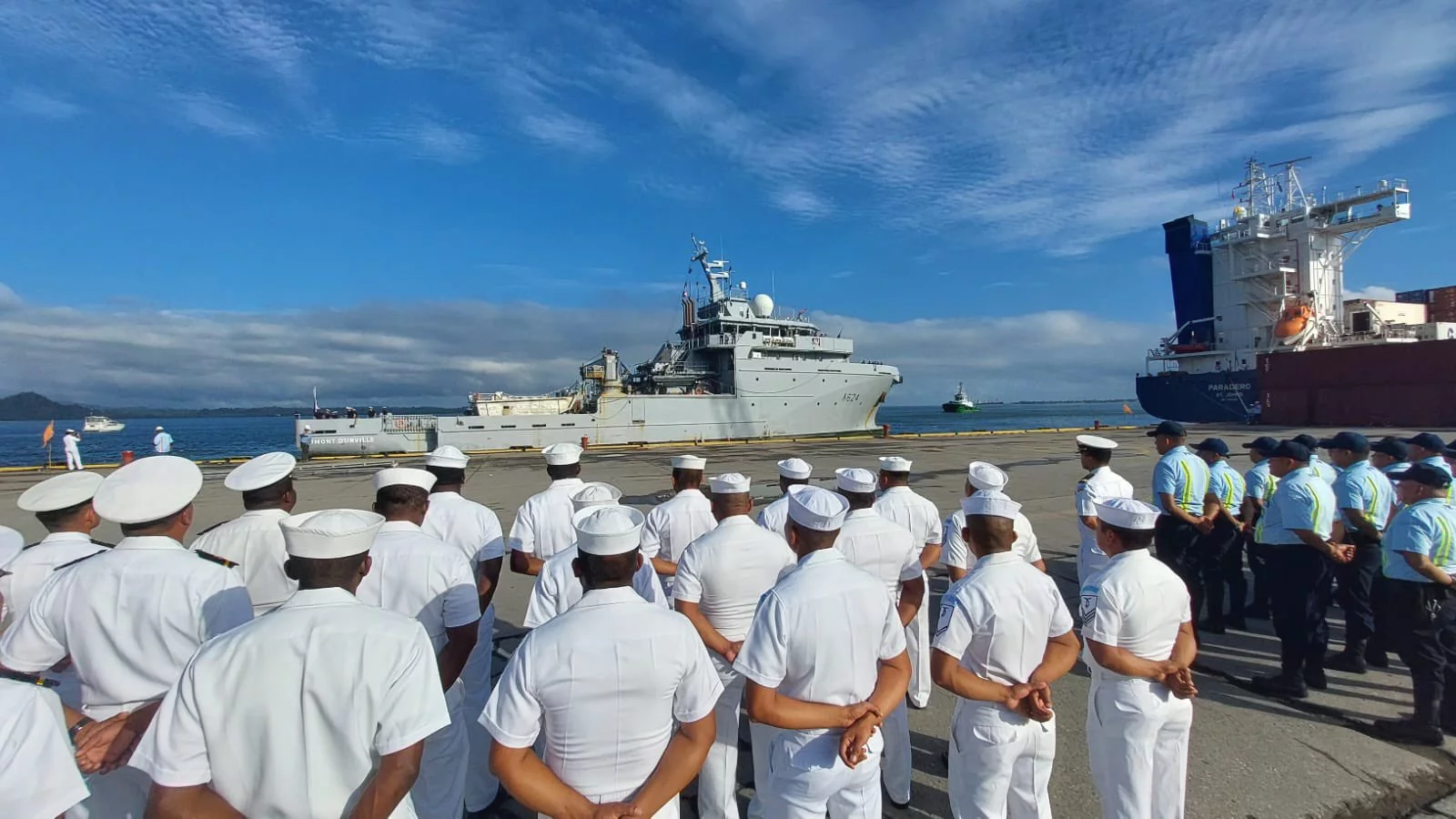 Le bâtiment de soutien Dumont d’Urville accoste à Santo Tomás de Castilla (Guatémala)