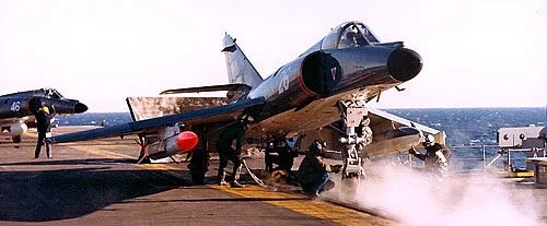 Un missile ASMP sur Super Étendard