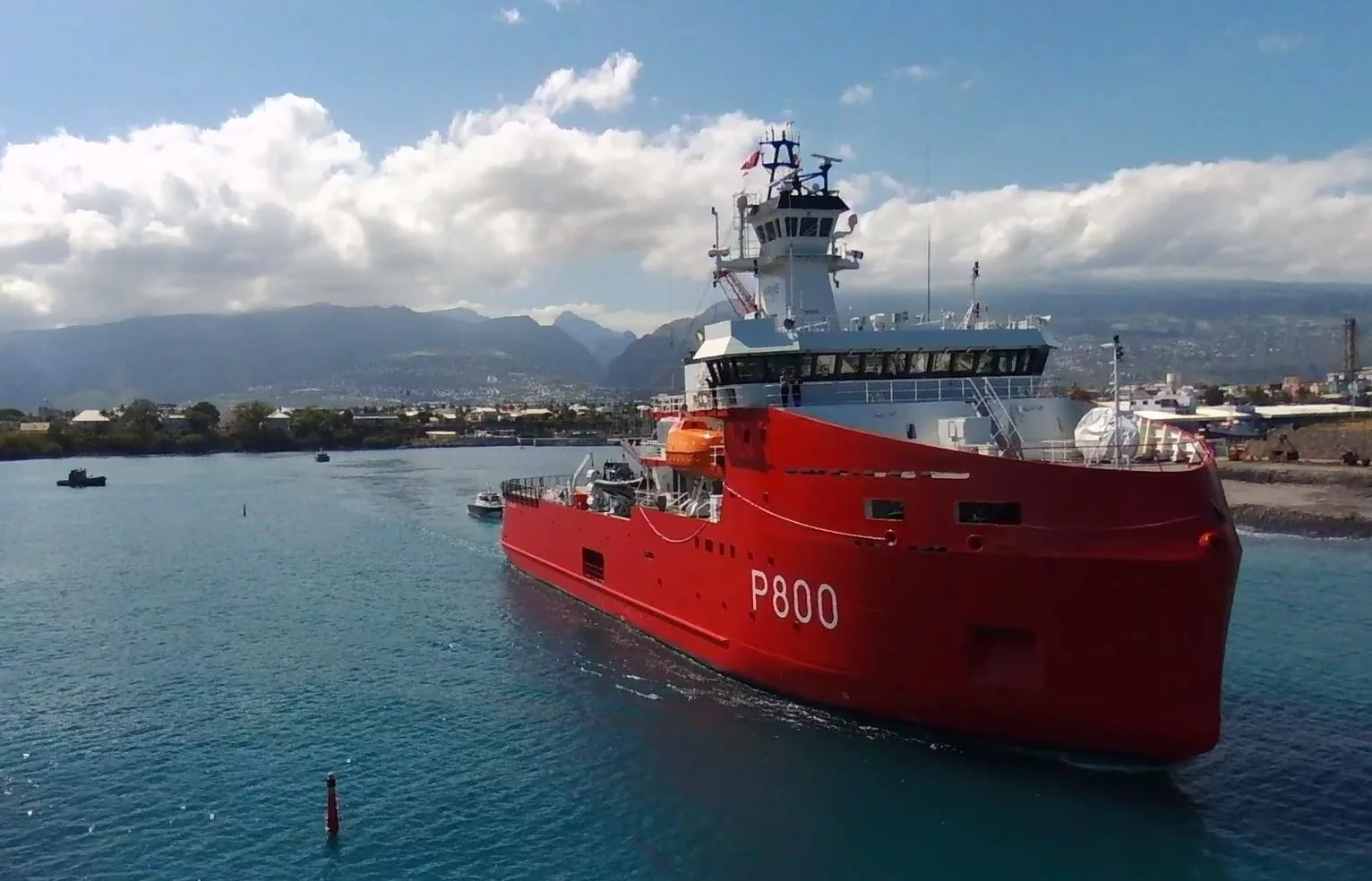 Le patrouilleur polaire L’Astrolabe appareille de son port base de Port des Galets, à La Réunion