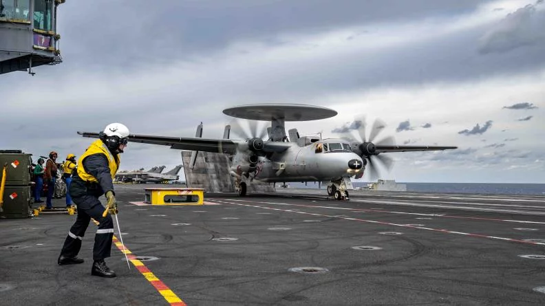 Le capitaine de vaisseau Puga, autorise avec son sabre le 1006ème catapultage de FR3