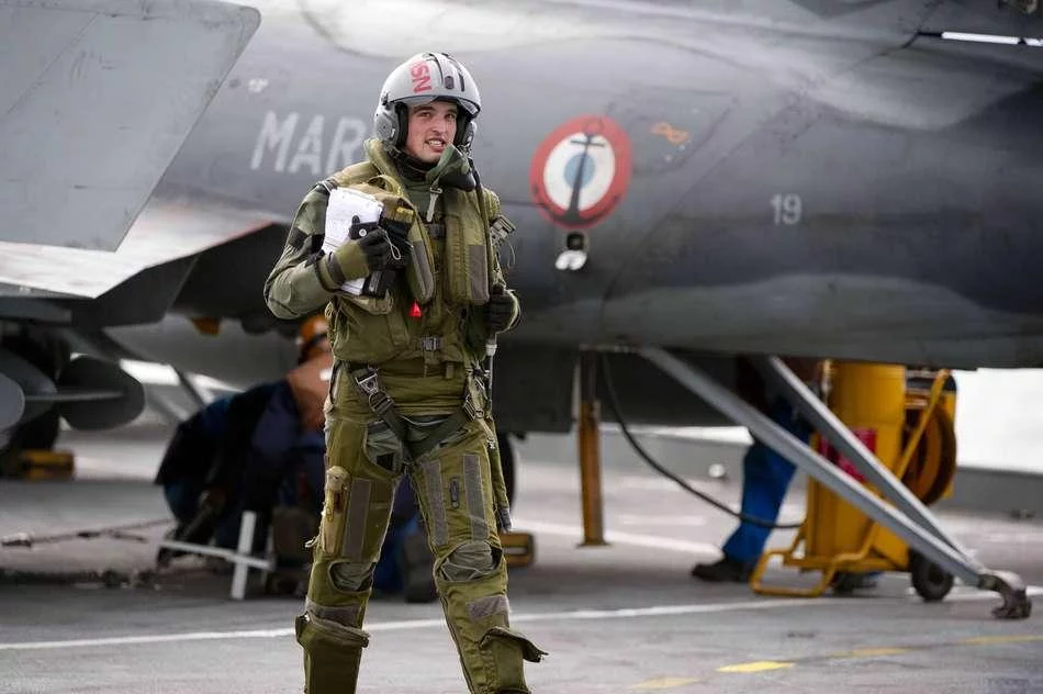 Qualification de jeunes pilotes sur le porte-avions Charles de Gaulle