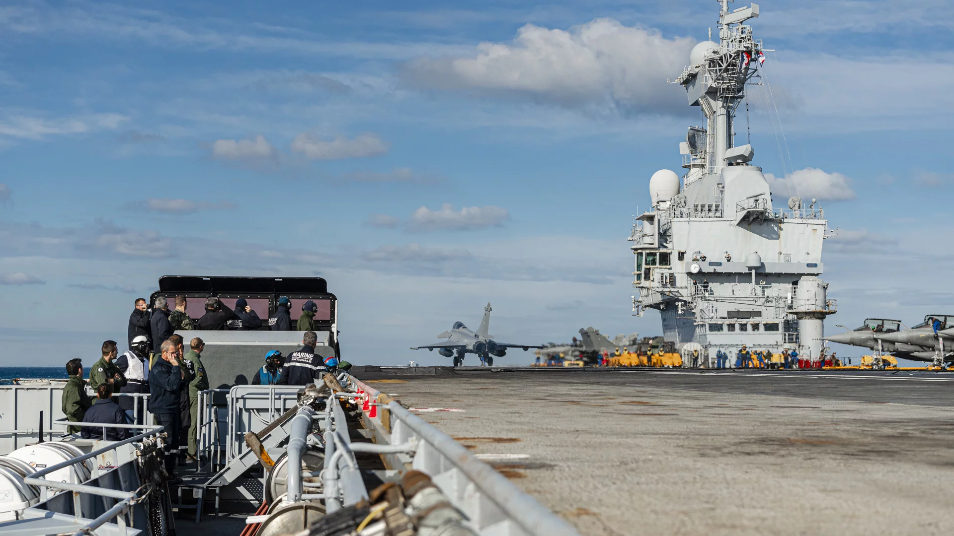 Le contre-amiral américain William J. Houston assiste aux décollages sur le pont du Charles de Gaulle
