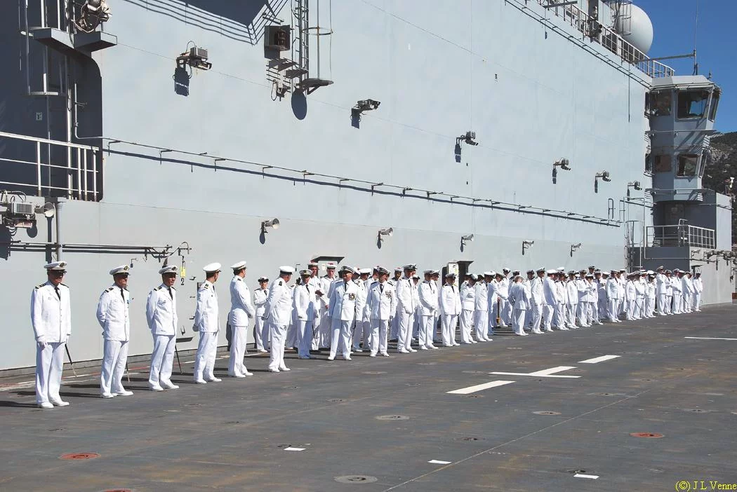 L'équipage rassemblé sur le pont d'envol