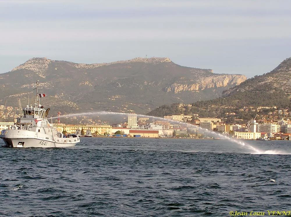 L'Estérel essaie son canon Ã  eau