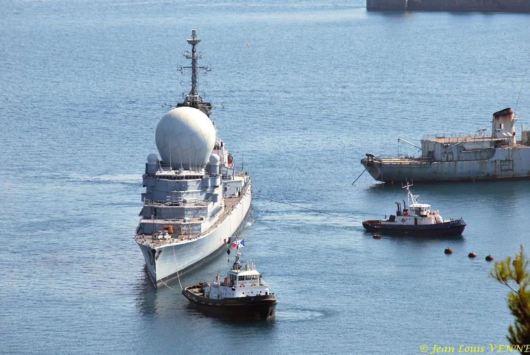 La coque de l'ex-Duquesne positionnée pour protéger le plan d'eau