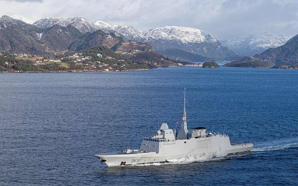 La frégate Normandie dans les fjords norvégiens