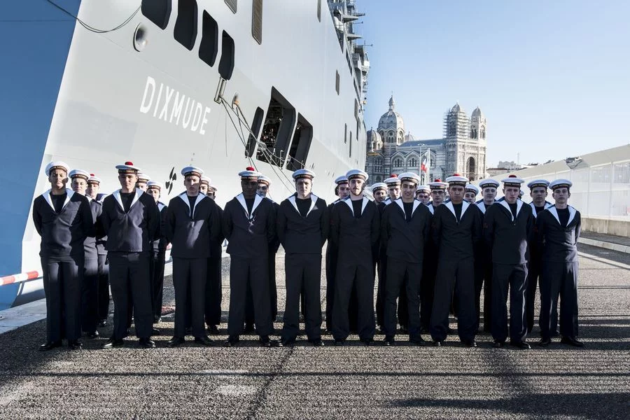 Les stagiaires de la PMM Marseille devant le BPC Dixmude à Marseille
