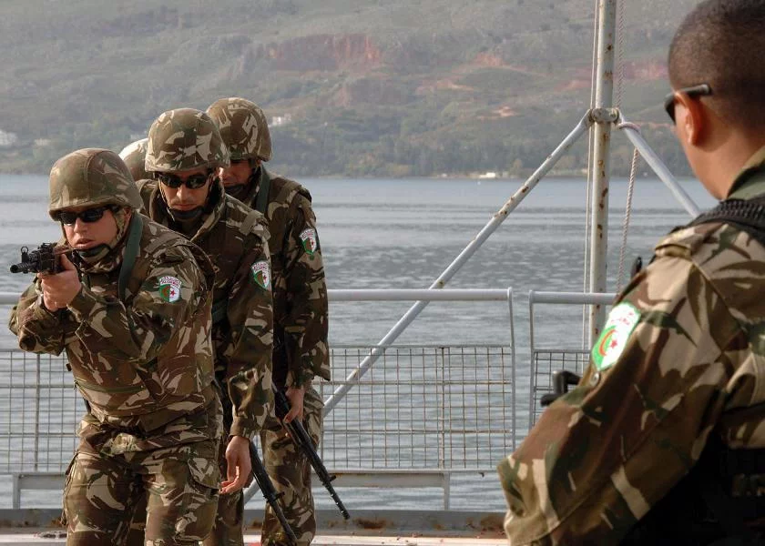 Visite d'un navire par des marins algériens