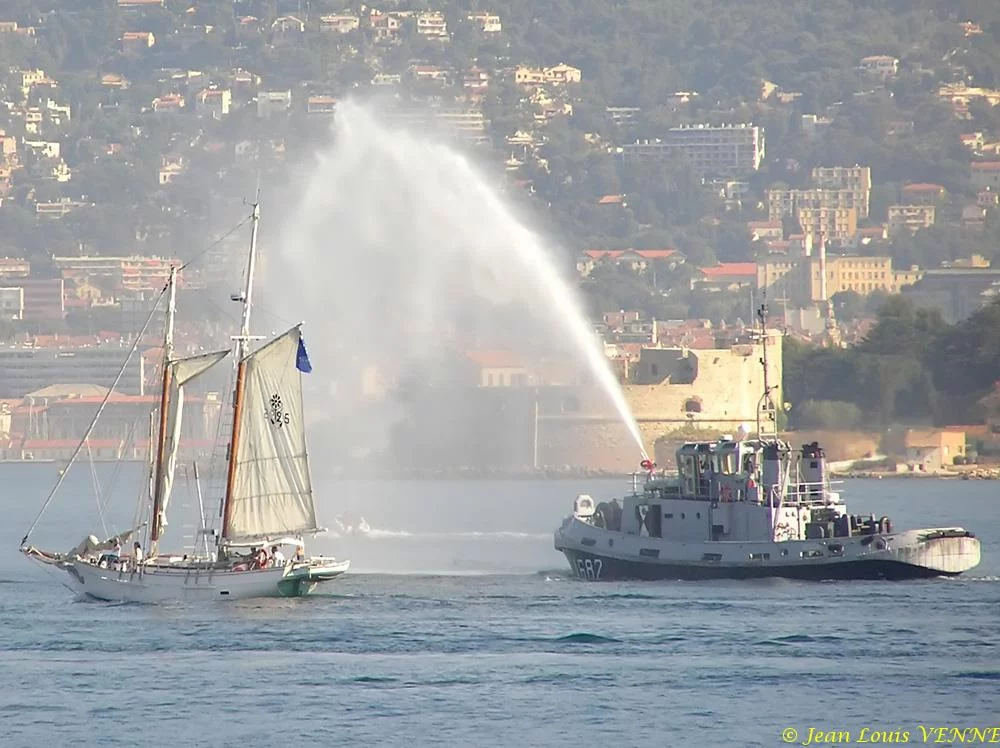 Le Bélem est accueilli à Toulon par la marine nationale
