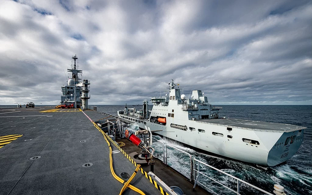 Le pétrolier britannique RFA Tidesurge ravitaille le Tonnerre