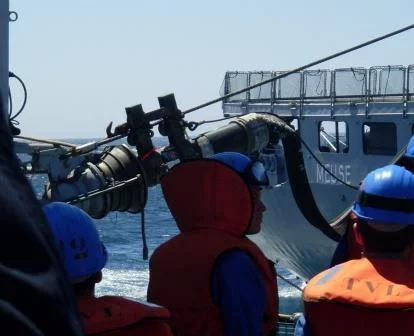 Ravitaillement en mer entre le « Tourville » et la « Meuse »