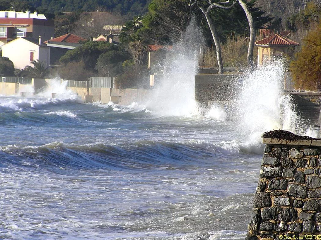 Les vagues se brisent sur le mur de protection