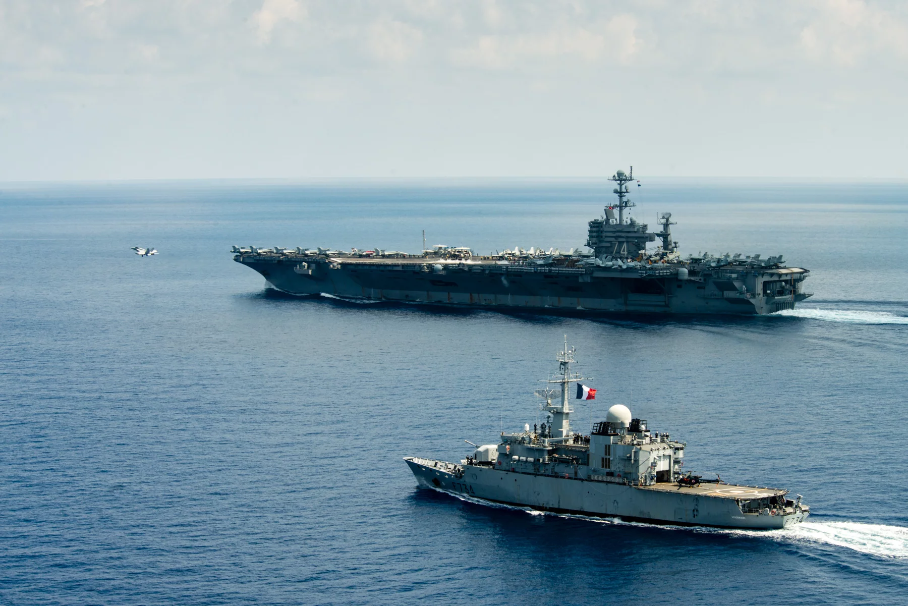 La frégate Vendémiaire effectue un exercice avec le porte-avions USS John C. Stennis