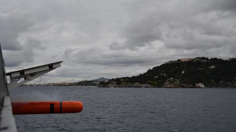 La frégate Chevalier Paul lance une torpille d'entraînement