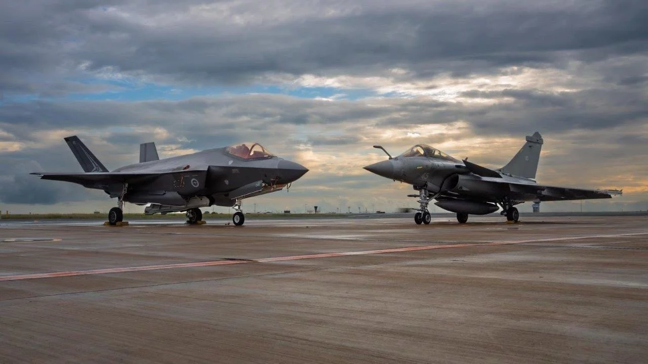 Rafale Marine français et F-35 australien face à face