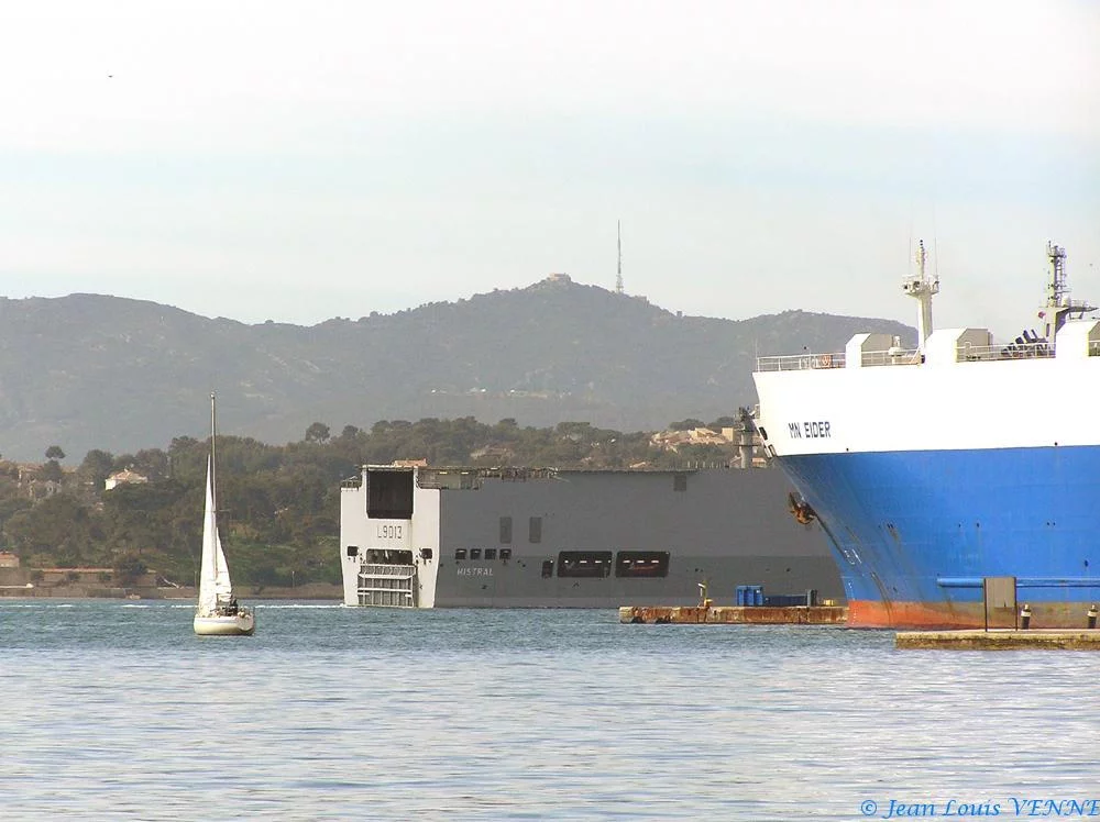 Le Mistral se montre devant le port de Toulon