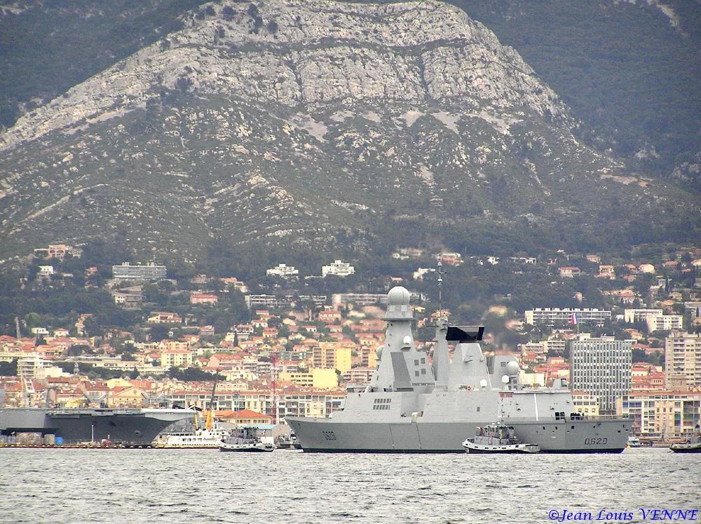 La frégate FORBIN sur fond d'écran toulonnais