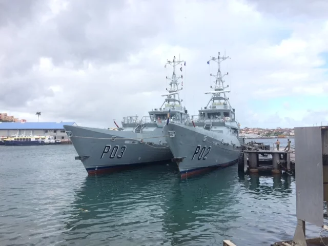 Deux patrouilleurs de haute mer des Coast-Guards en escale dans la base navale de Fort-de-France