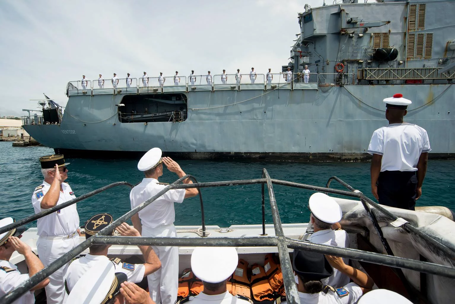 Le contre-amiral Georges Bosselut quitte le bord