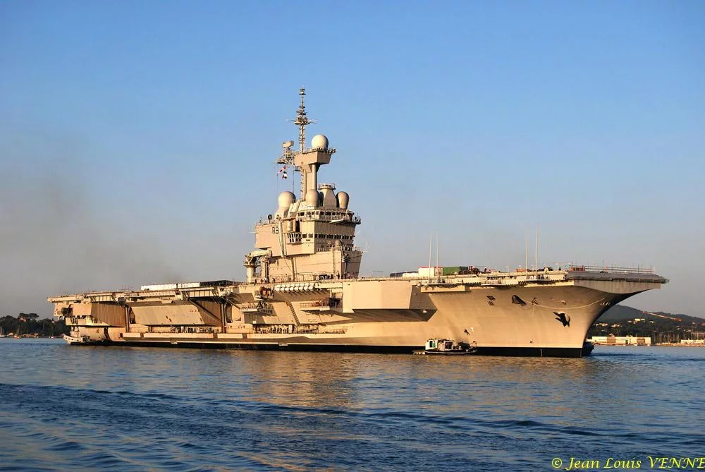 Le Charles de Gaulle sort du bassin