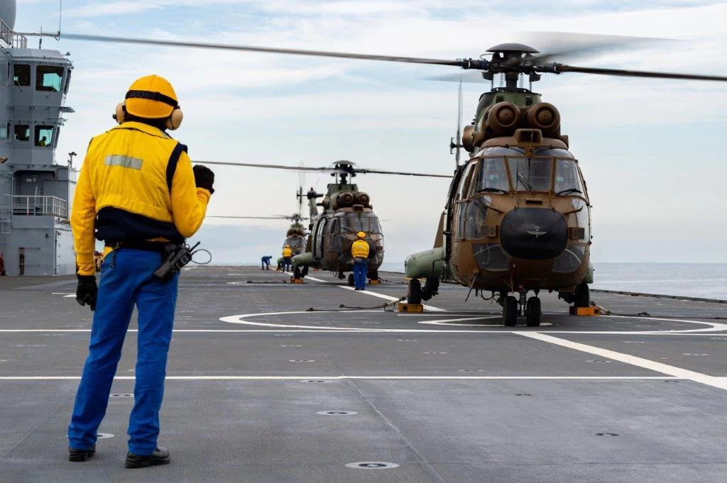 3 hélicoptères Cougar de l’aviation légère de l’armée de terre espagnole sur le pont du Dixmude
