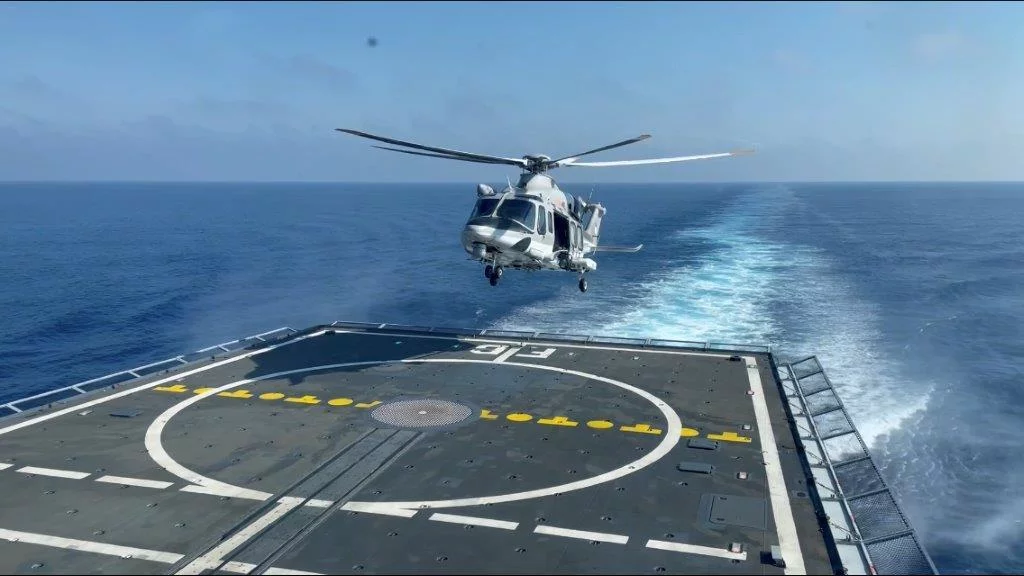 Un hélicoptère chypriote s'entraîne à apponter sur la frégate Forbin