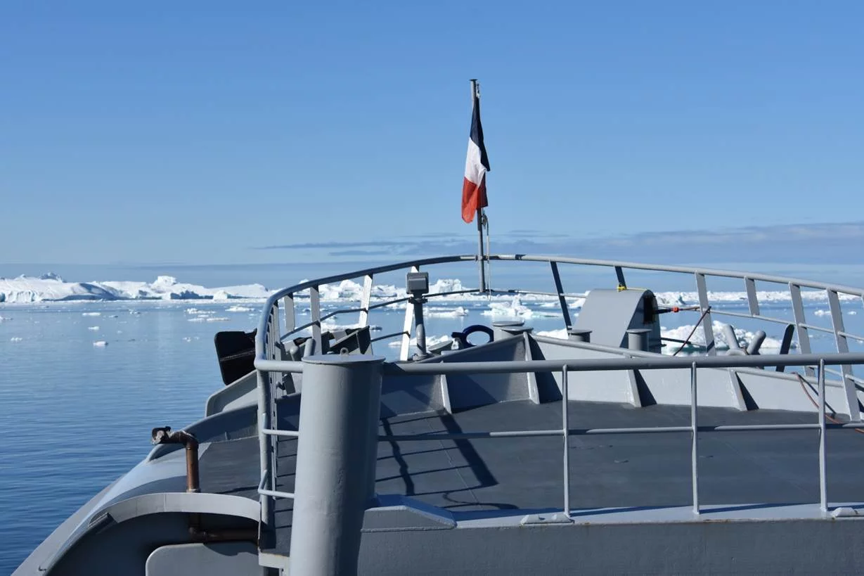 Le patrouilleur Fulmar dans les glaces