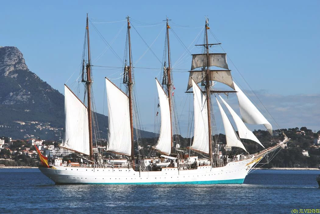 Le voilier-école espagnol Juan Sebastian de Elcano appareille de Toulon