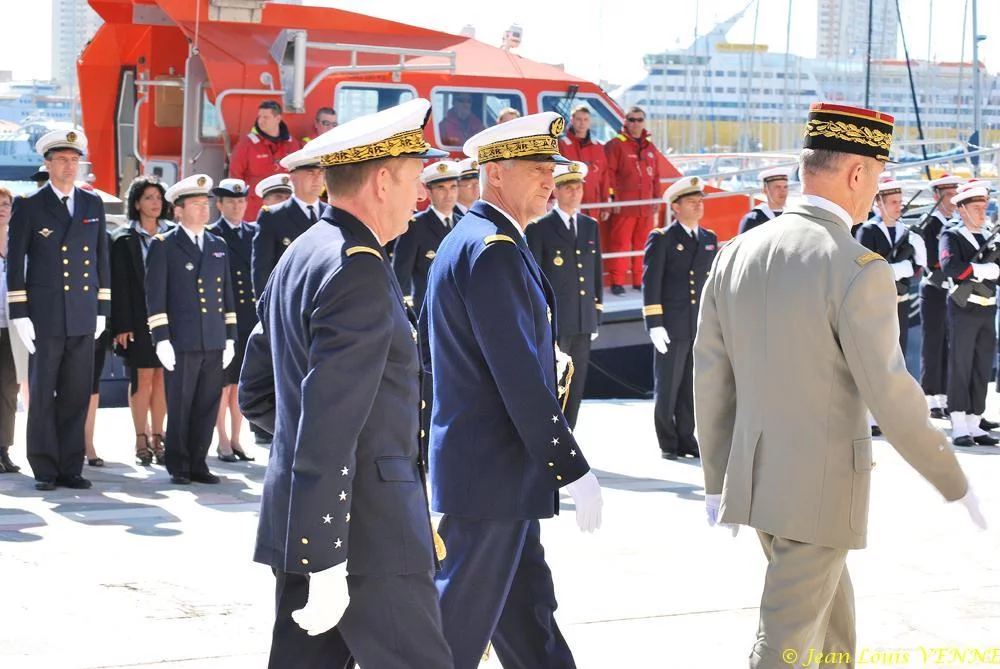 Les autorités passent le détachement d'honneur en revue