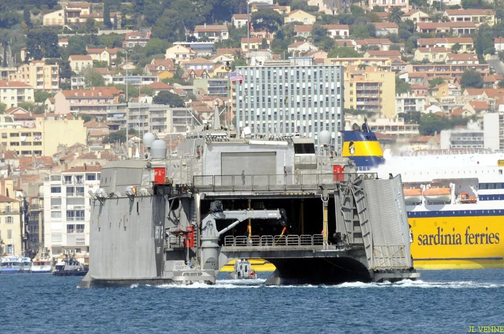 Le catamaran américain Swift arrive à Toulon