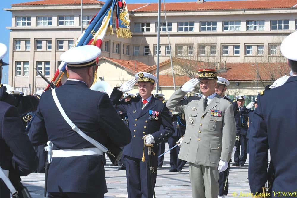 Les autorités saluent le drapeau