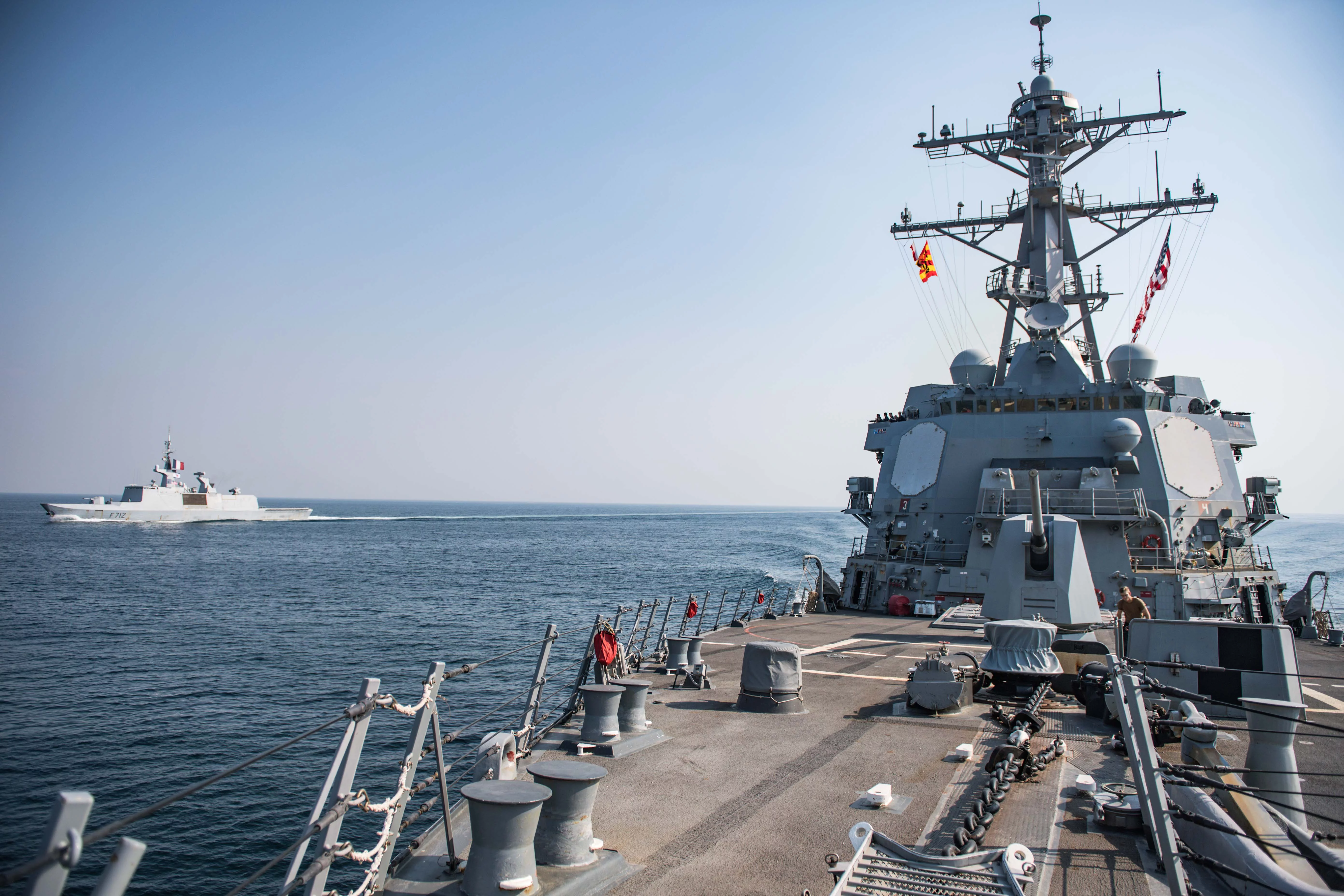La frégate Courbet et le destroyer USS Jason Dunham