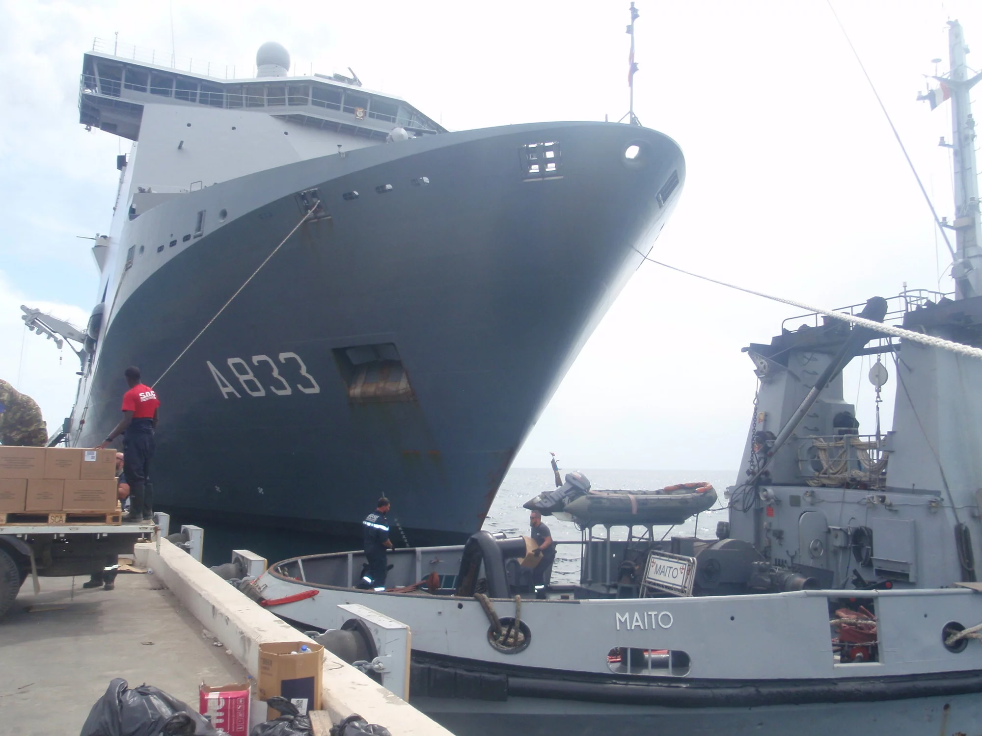 Le bâtiment logistique néerlandais Karel Doorman accoste à Pointe à Pitre en Guadeloupe