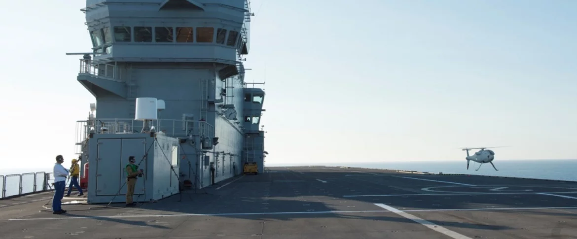 Expérimentation du drone S-100 à bord du Dixmude